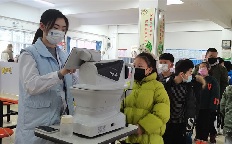 落实近视防控措施,焦作复明眼科医院入校筛查视力